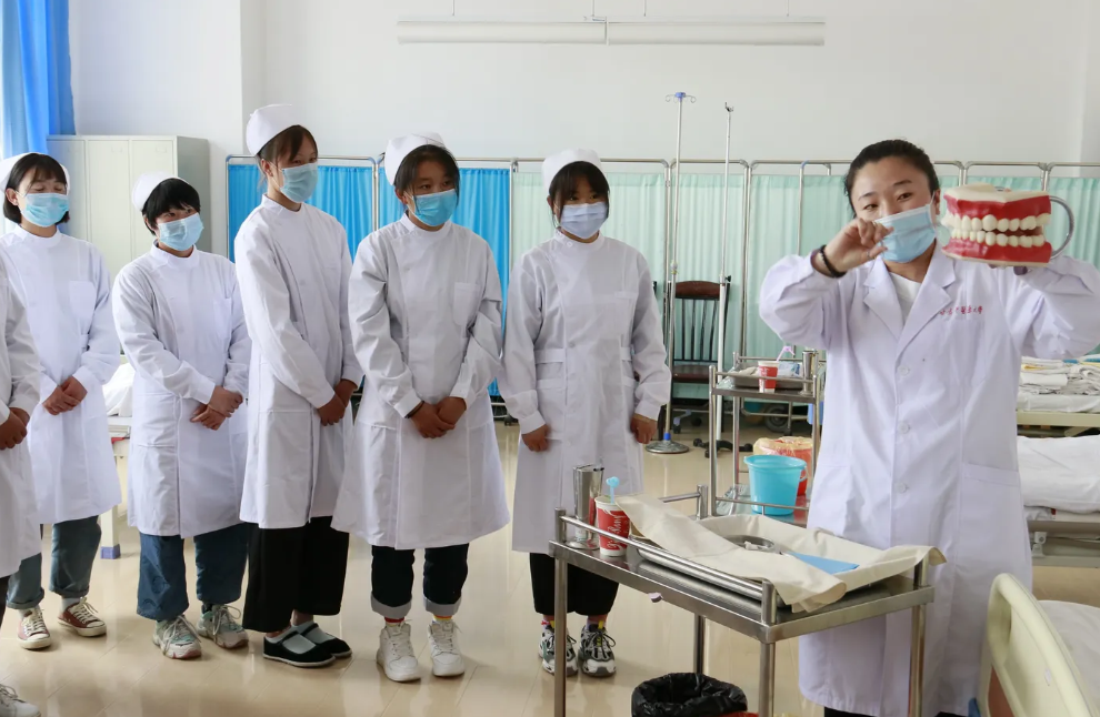 国内中医药大学排名出炉，广中医排名引争议，天中实至名归