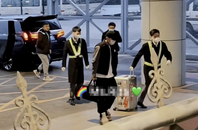 邓伦现身上海处理税务画面曝光，现已乘车离去，粉丝透露他已回家