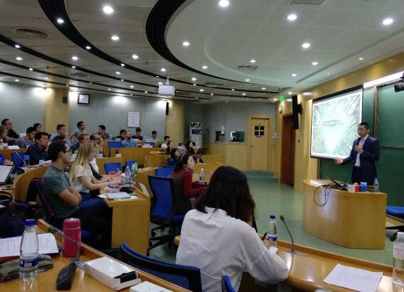 清华大学老师板书太“卷”了，字迹优美图文生动，难怪网友想蹭课