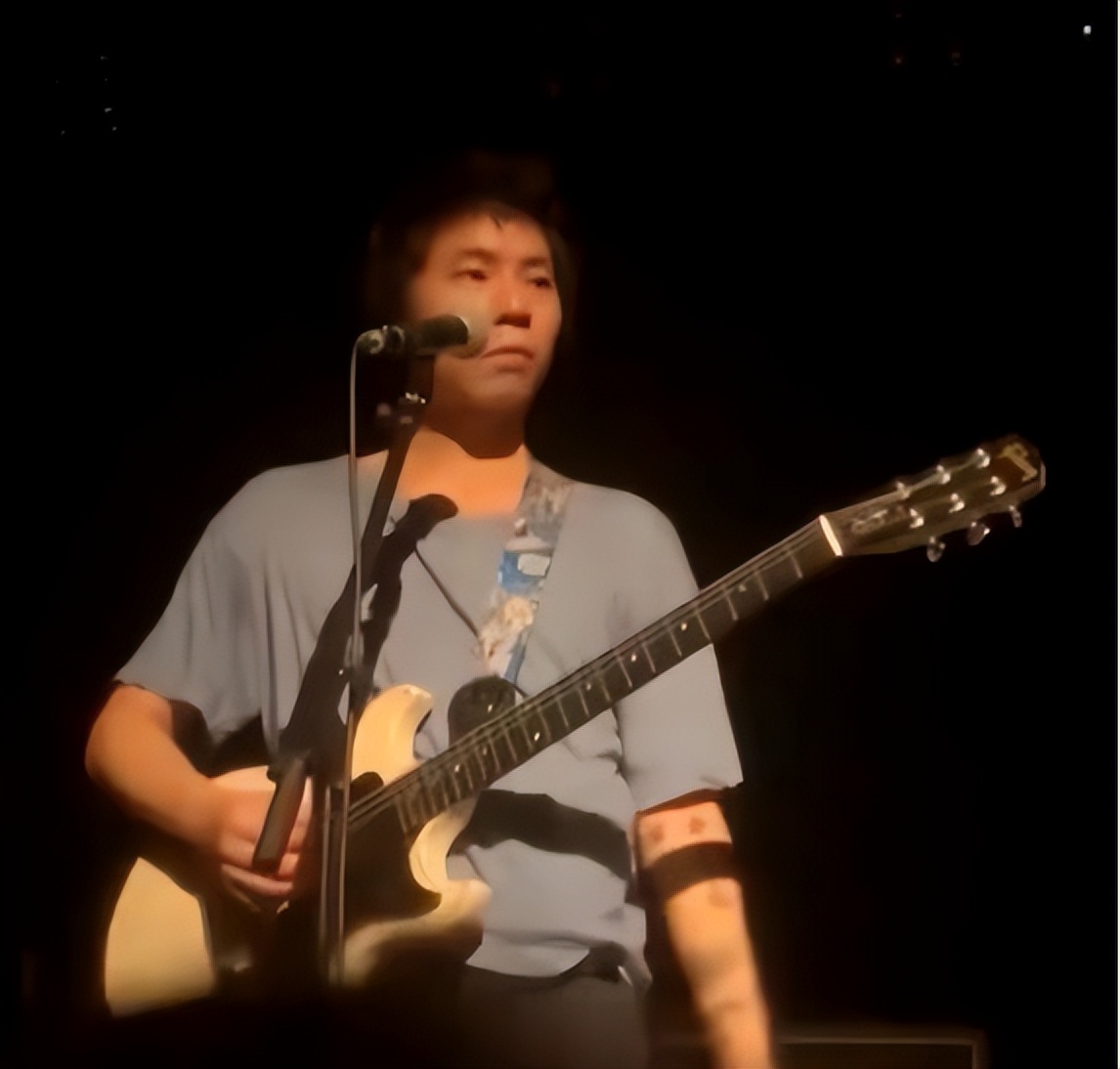 "脏手指"乐队演出发生意外!被台下观众扔烟盒砸脸,眼睛险受伤