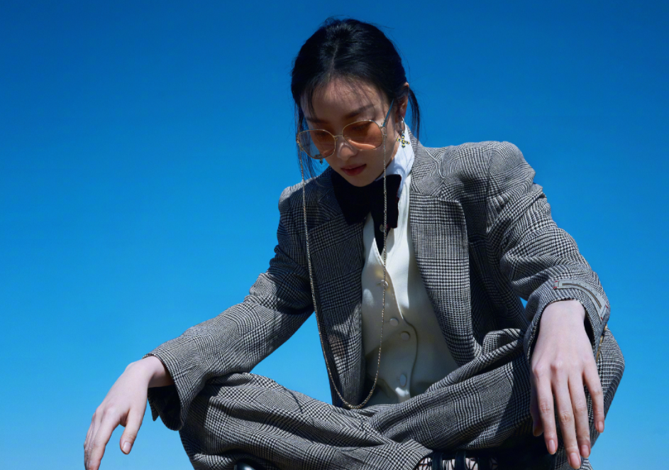 倪妮照片(倪妮穿透视裙拍杂志太性感!