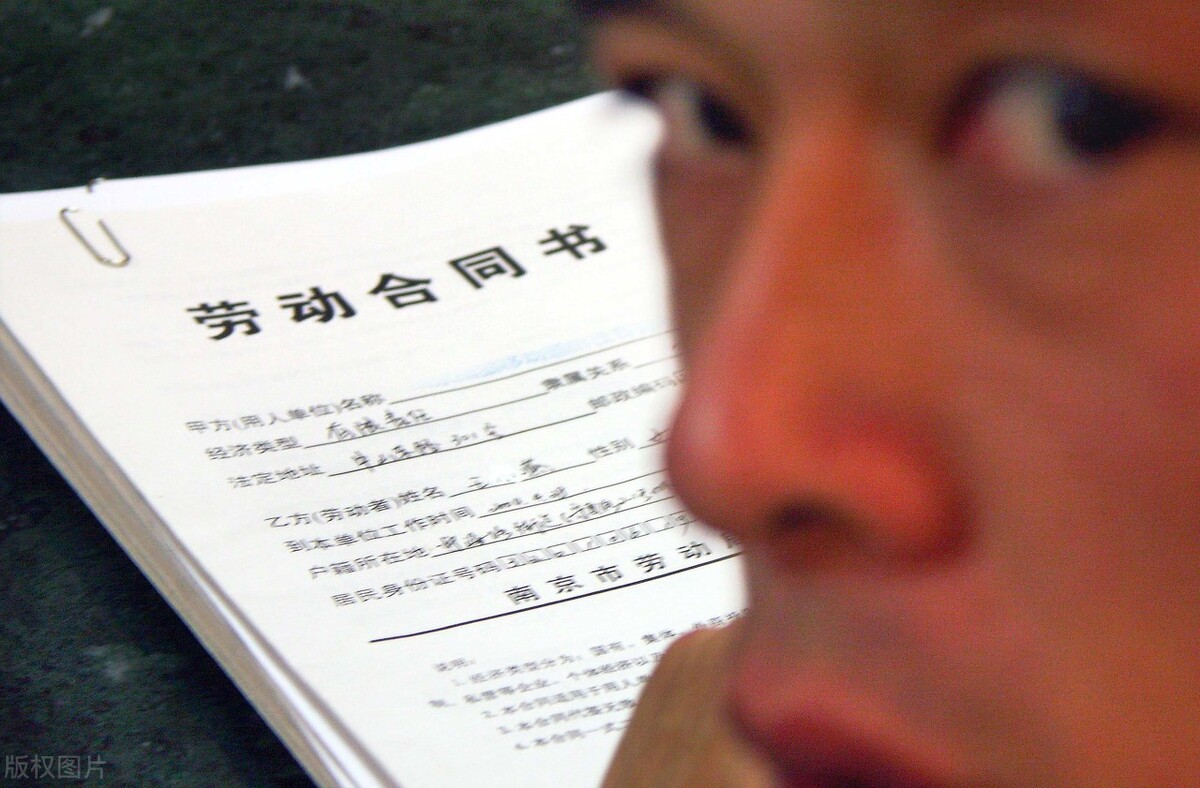 劳动合同法规定，单位不与员工签订劳动合同的，最高赔11个月工资