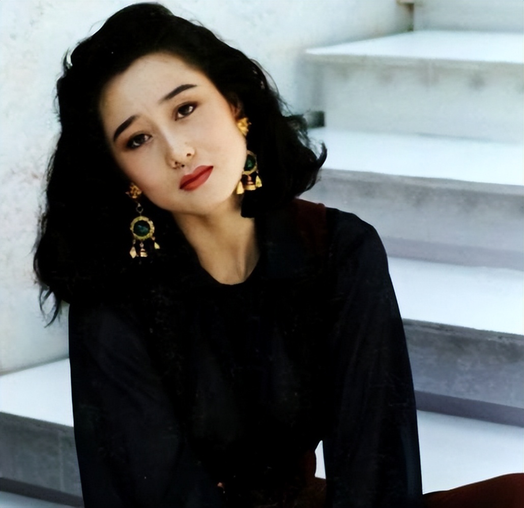 利智:被李连杰宠爱34年,外人看来是掉进蜜罐,甜蜜背后全是眼泪