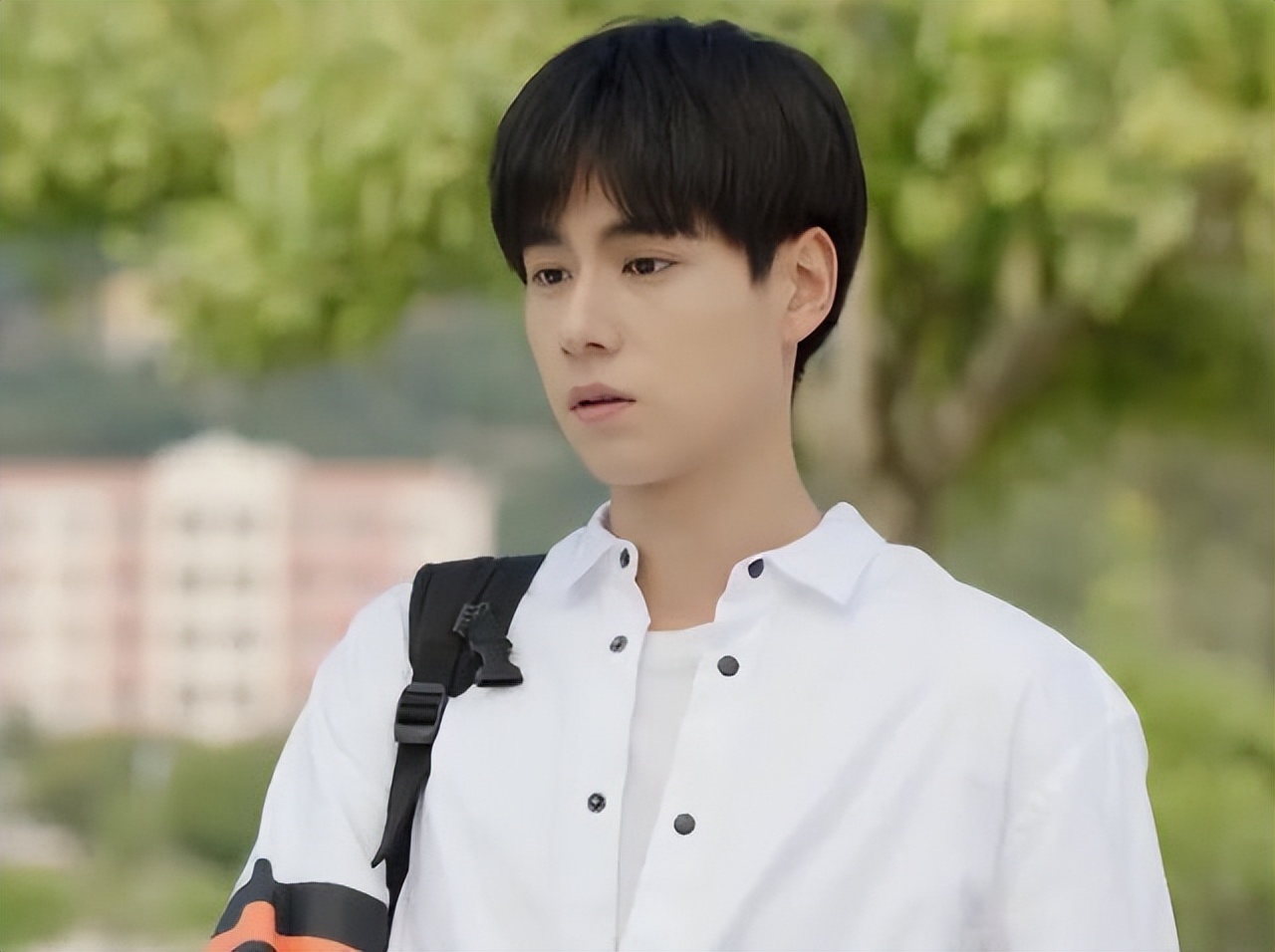 穿“白衬衫”的10位男星，个个“白衣胜雪”，气质干净