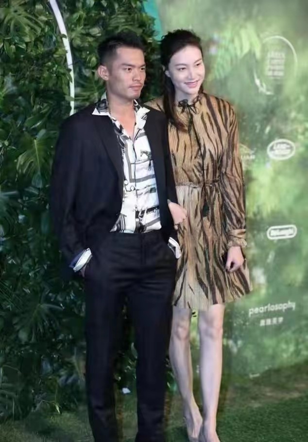 林丹谢杏芳霸气亮相，虎纹连衣裙上身韵味十足，但却妆发不搭调