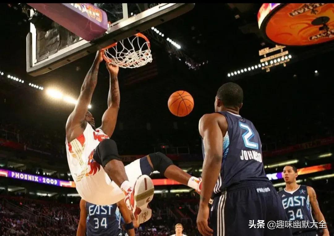 nba篮板为什么扣不坏(奥尼尔在比赛中扣碎篮板，比赛如何继续进行？来看看他扣碎了几次)