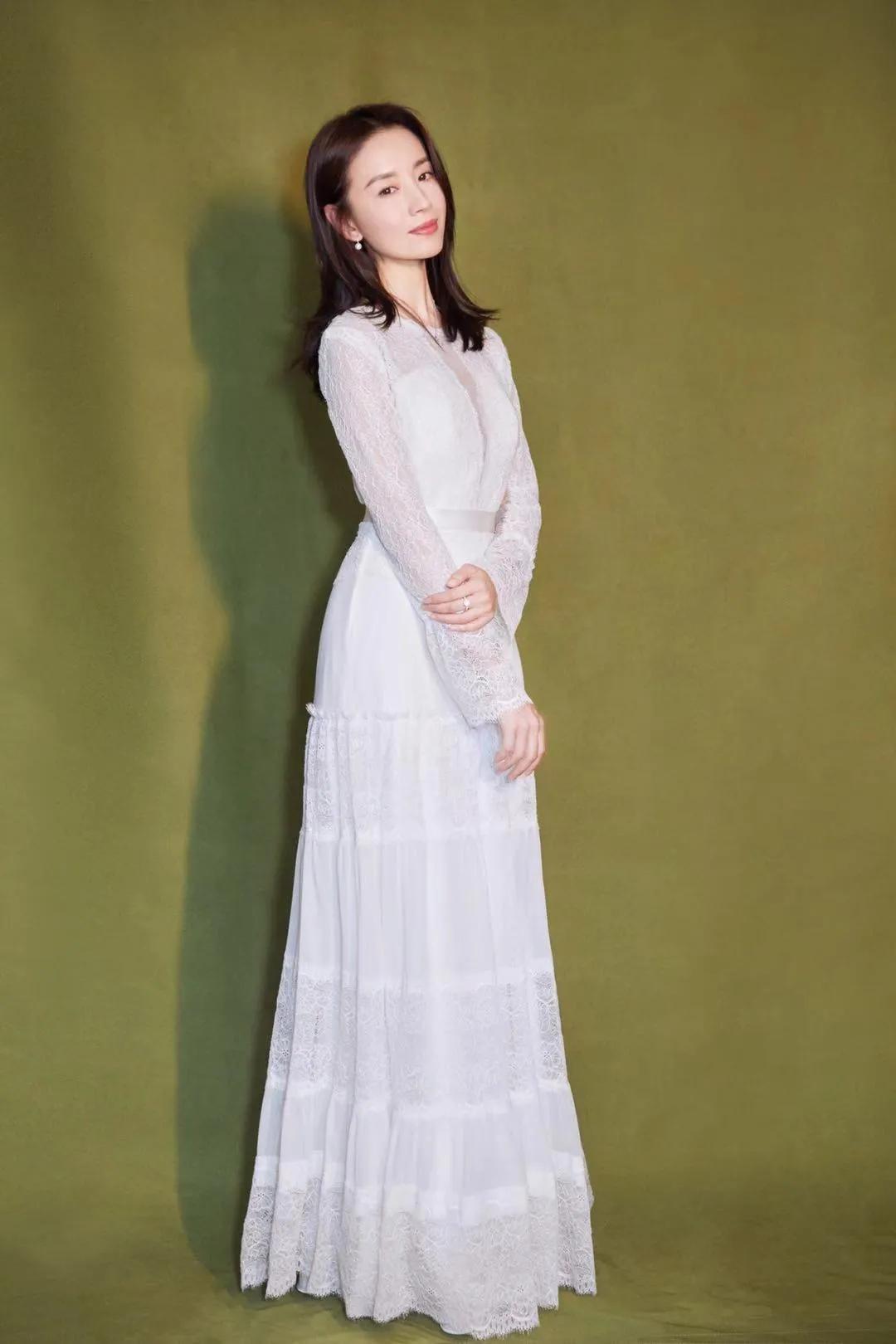 董洁：成熟优雅，气质如兰