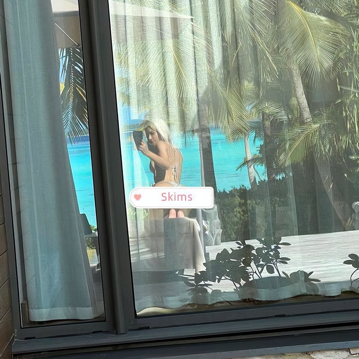 俄罗斯卡戴珊ins图片（42岁金·卡戴珊穿清凉装大秀标志性美背，却被粉丝抨击“太俗气”）