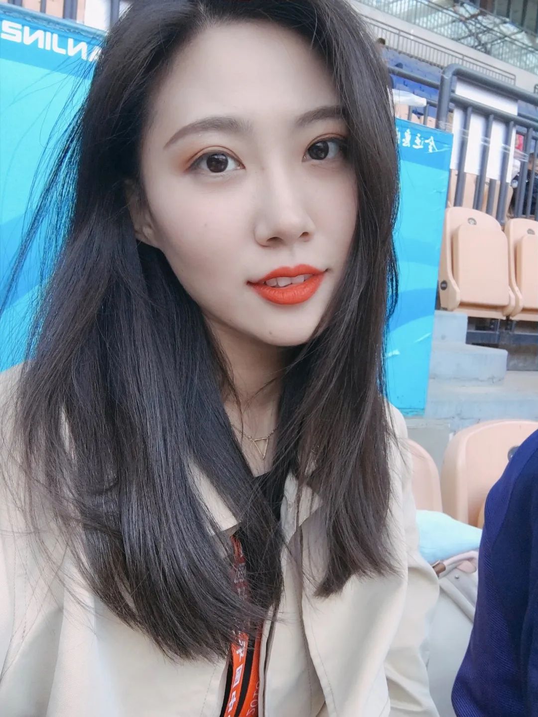 中超吐口秀哪里看(主播小宇宙丨佳琦:我的解说生涯从40页手写资料开始