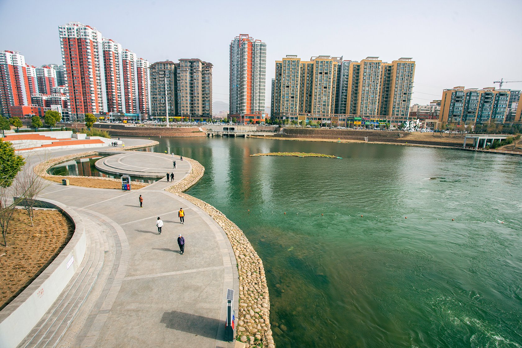 顺着河边坑洼的土路，是一片水边的住宅，平顶山湛河中央花园