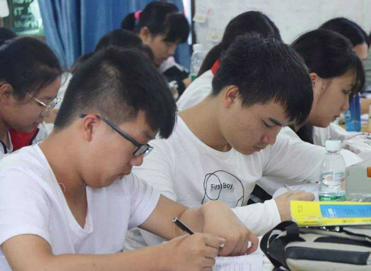 我国高中百强榜已更新，华师一附中稳坐榜首，上海中学无缘前五