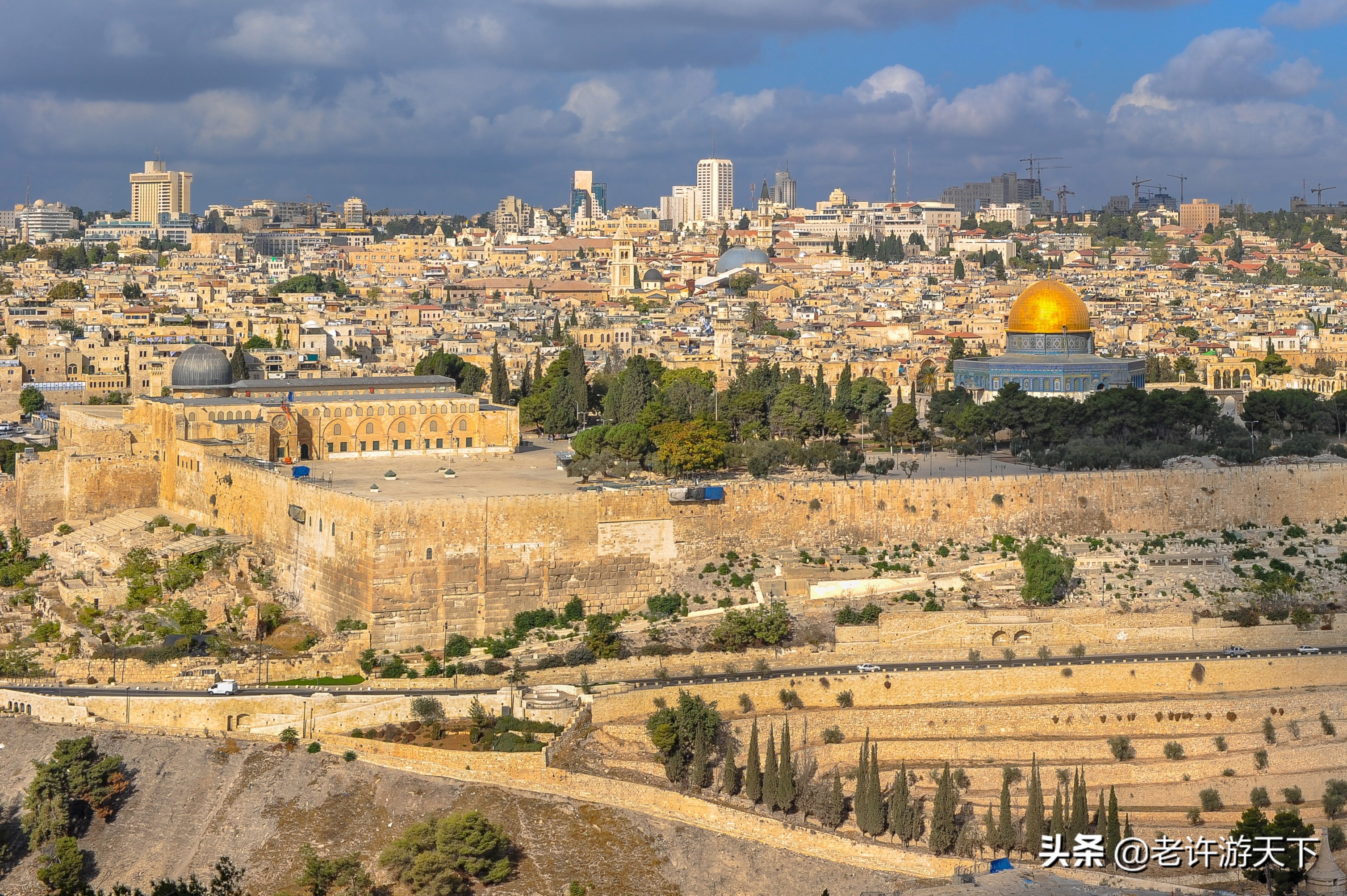阿克萨清真寺是伊斯兰世界第三大圣寺,位于以色列耶路撒冷老城的圣殿