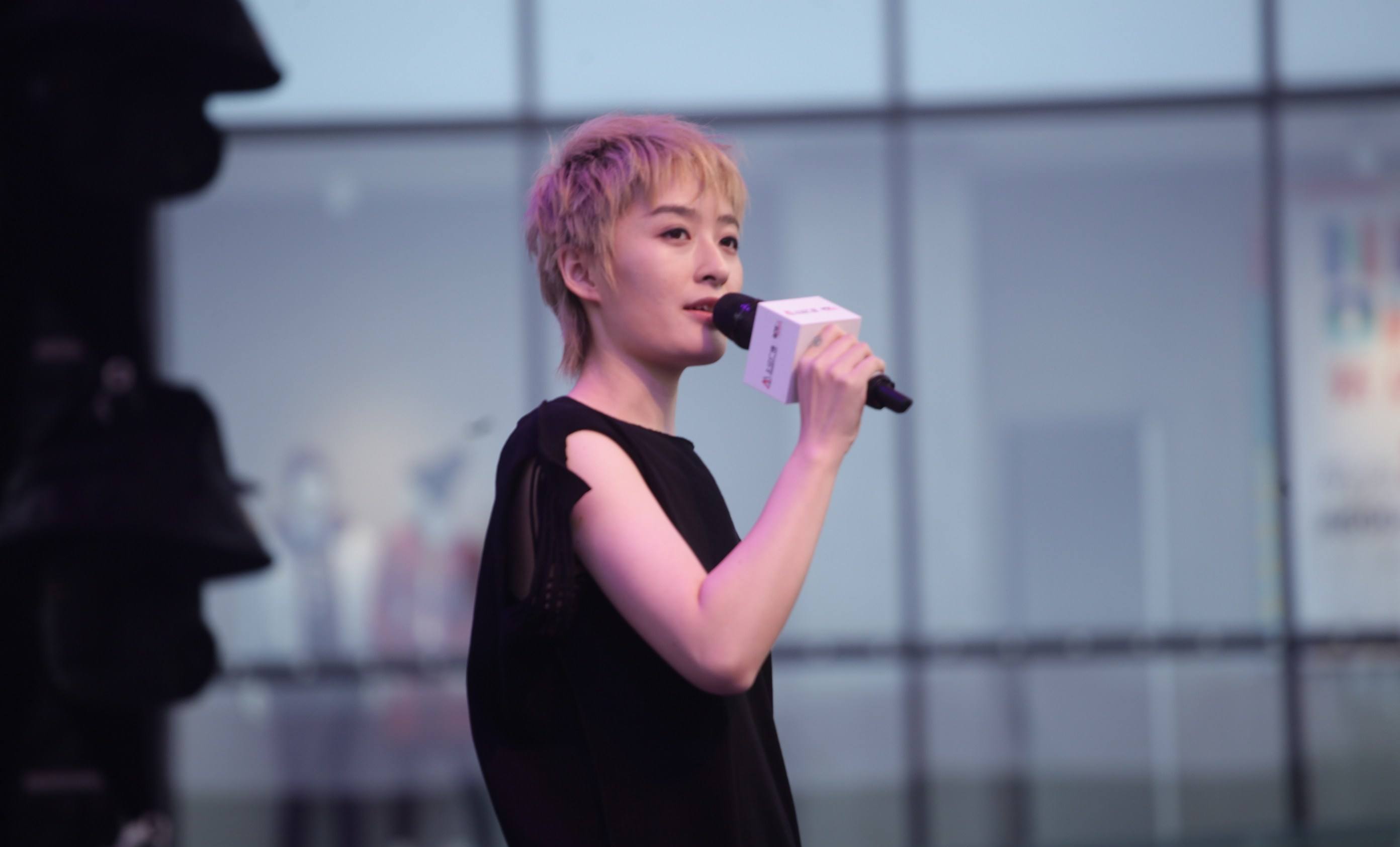 首都机场的官方微博下面声讨,喊话官方曾轶可同志的问题请给一个合理