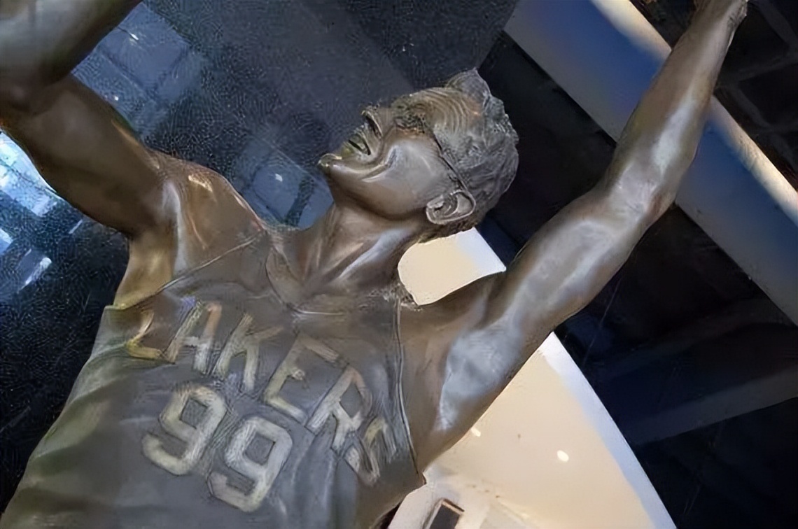 nba哪些传奇巨星有雕像（除了飞人乔丹以外，NBA还有哪些球星拥有自己的雕像呢？）