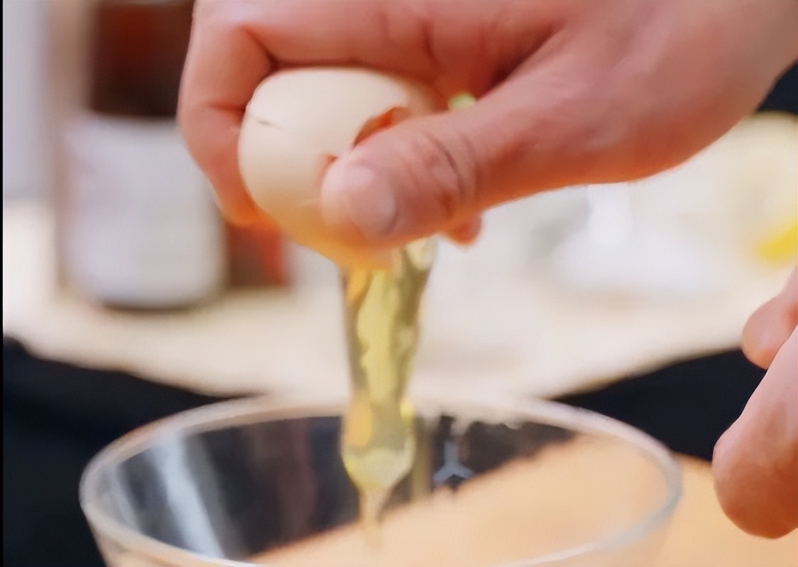 “鸡蛋煎豆腐”正确打开方式，松软鲜嫩，全家抢着吃