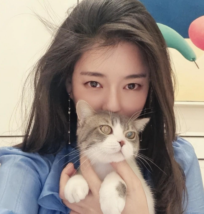 "韩国最美姑娘"金熙英,为百亿老头生女-蘑菇号