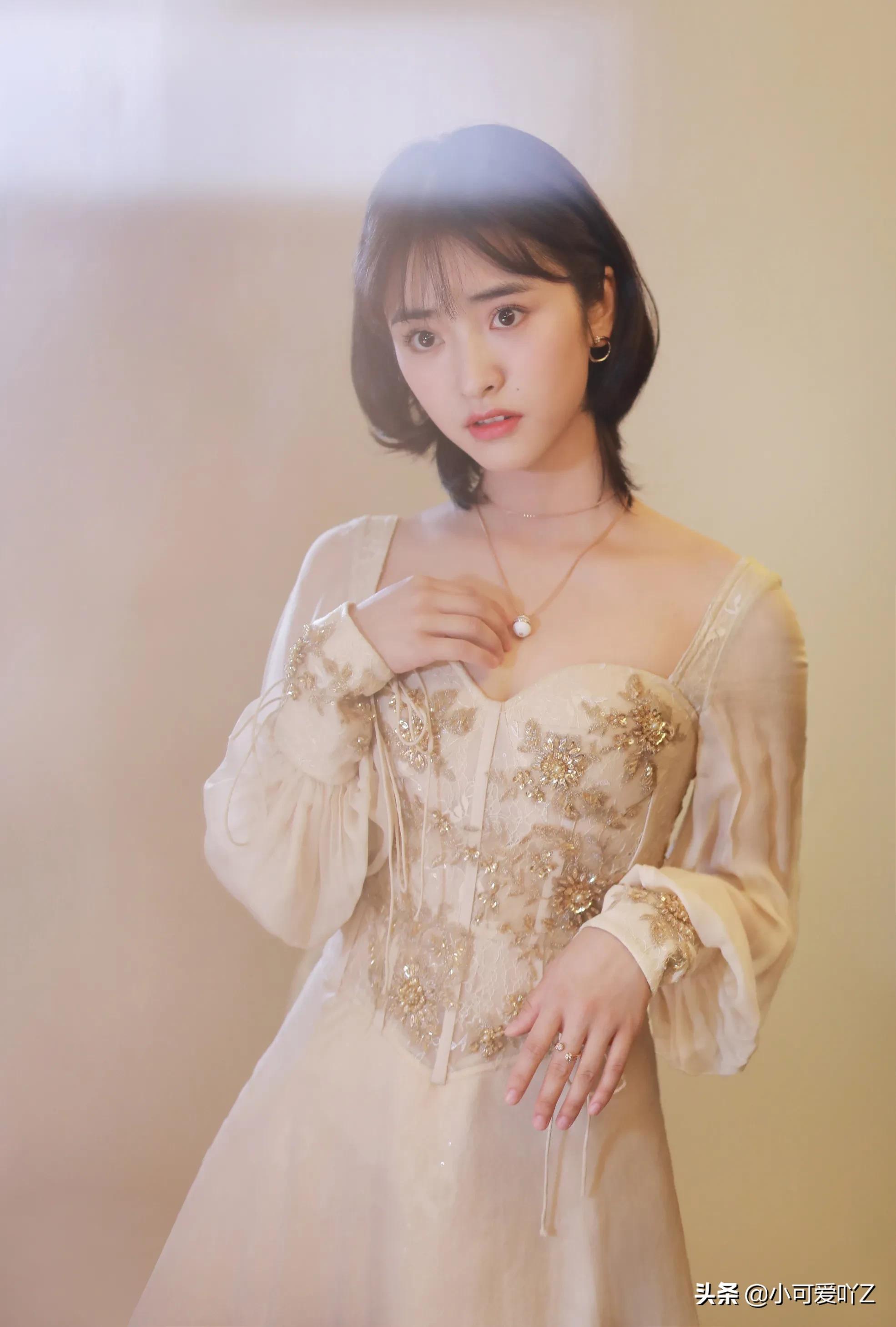 沈月，淡雅裙装，清纯甜美