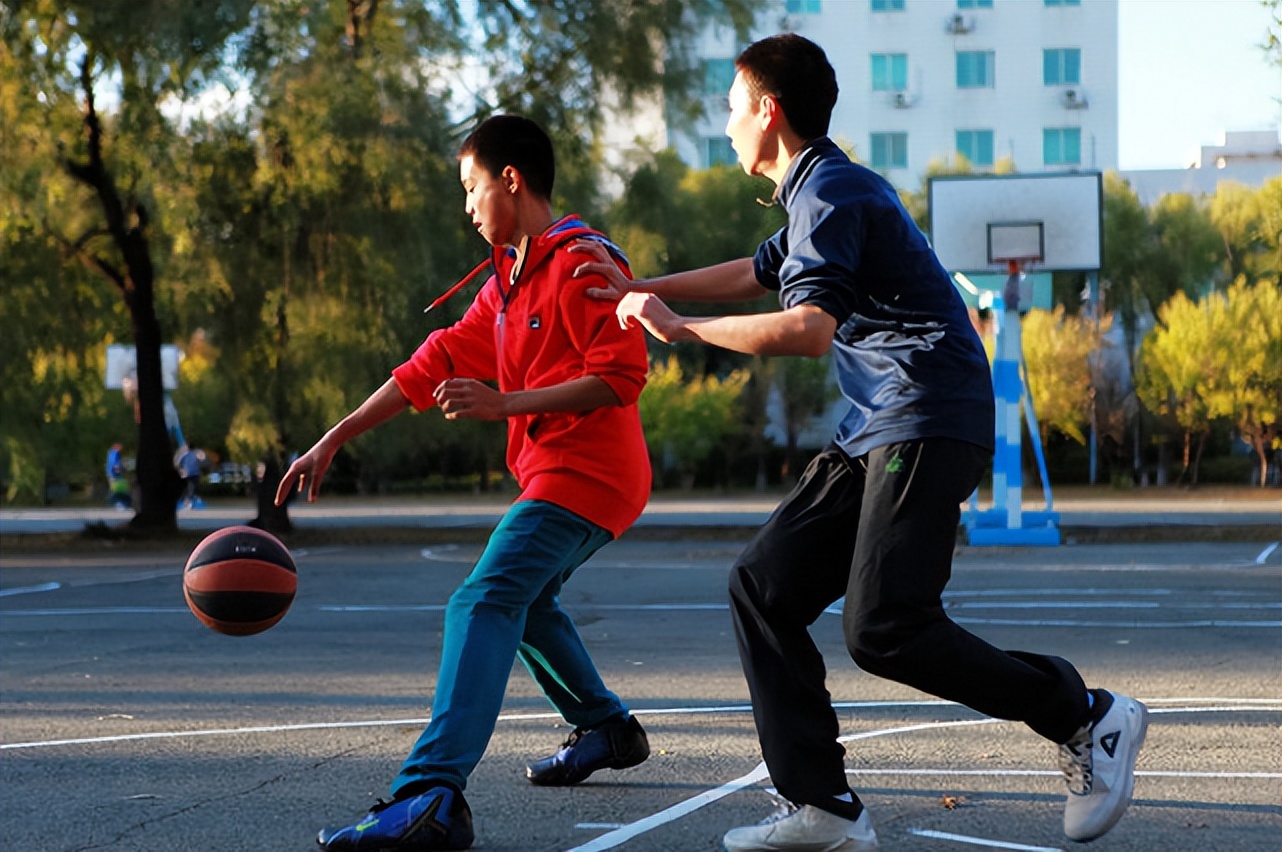 那么我们普通的篮球爱好者(如果一个普通篮球爱好者 去打一场NBA，有什么办法能得分？)