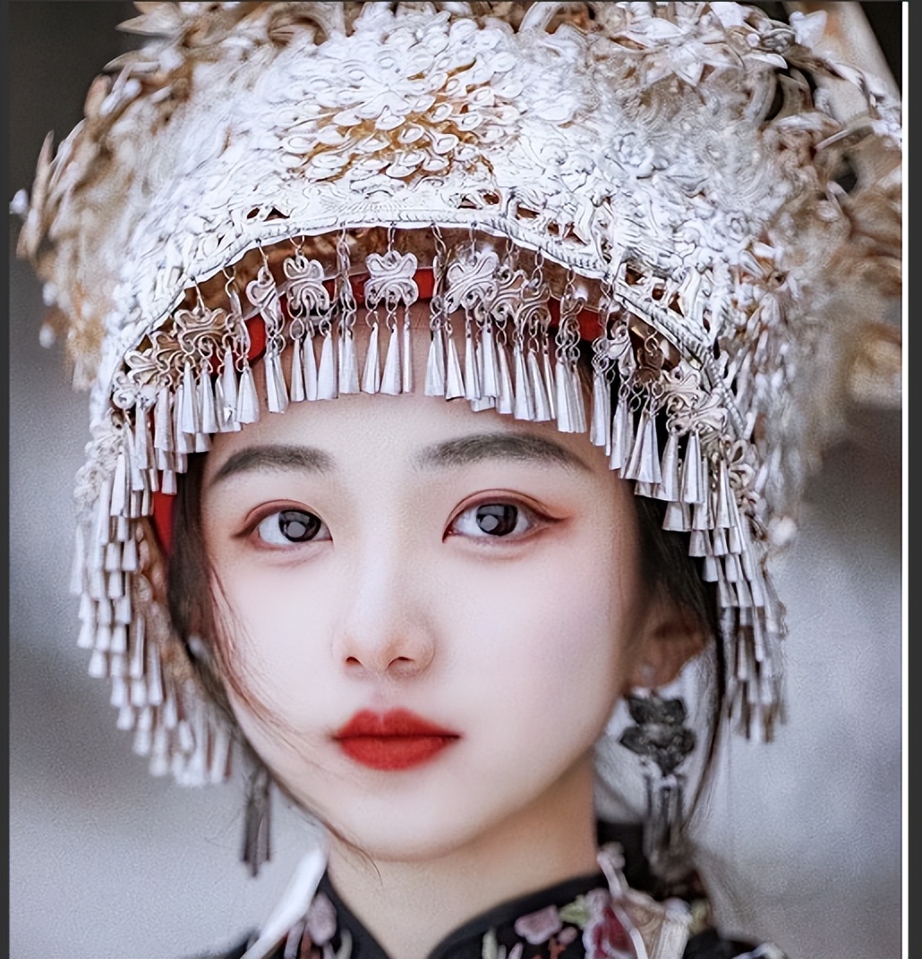 南京大学“土家族”女孩走红，学历证书曝光，评论区里一片柠檬精