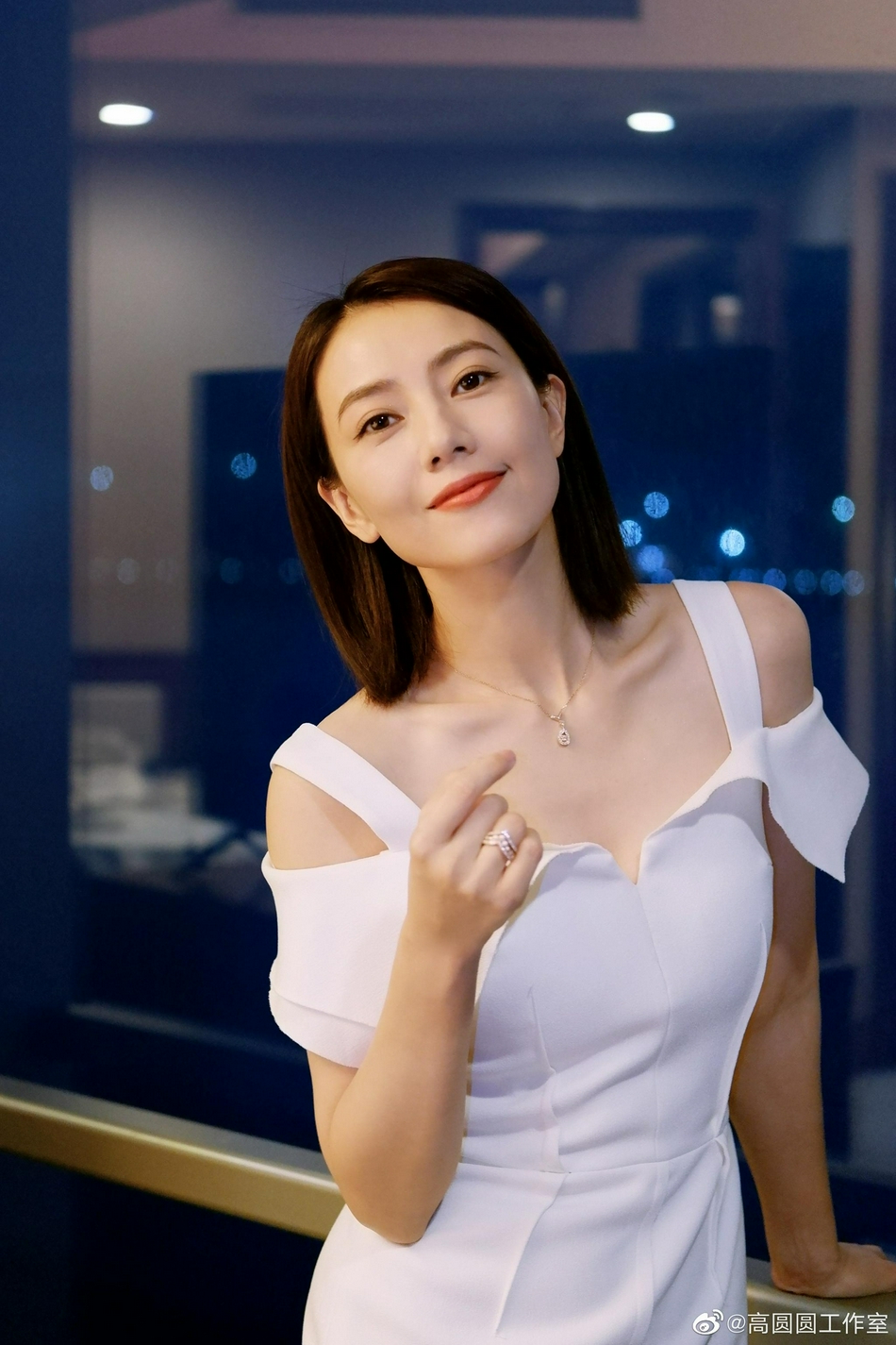 高圆圆穿白色连衣裙小露香肩迷人