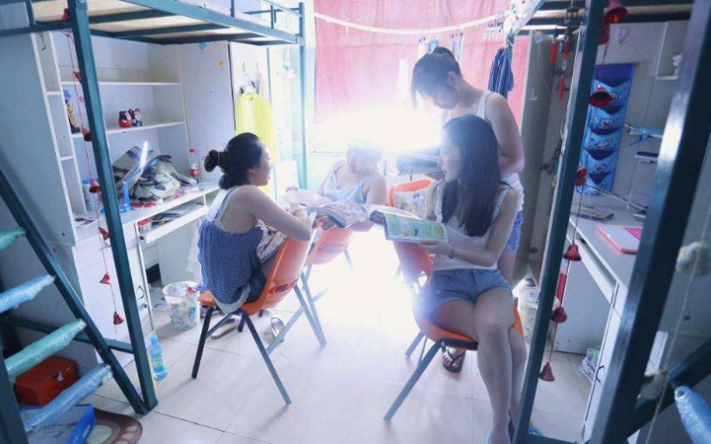 西安高校封校后，一名体育生拿室友当杠铃，隔离宿舍的奇葩生活