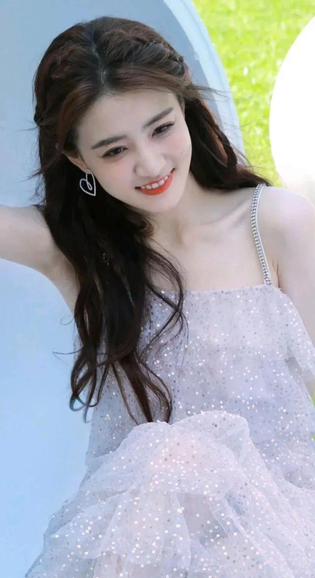 徐璐，五官精致，身姿优雅