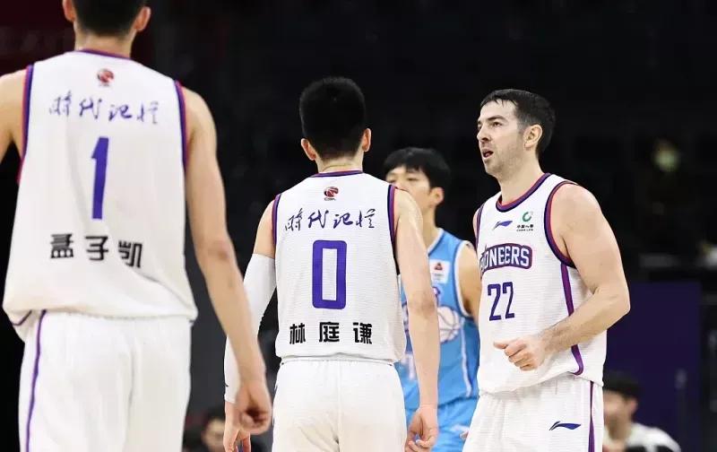 為什么cba天津隊(duì)輸?shù)纳伲–BA20隊(duì)之弱點(diǎn)－天津隊(duì)，內(nèi)線只防不會攻，進(jìn)攻太依賴三分）