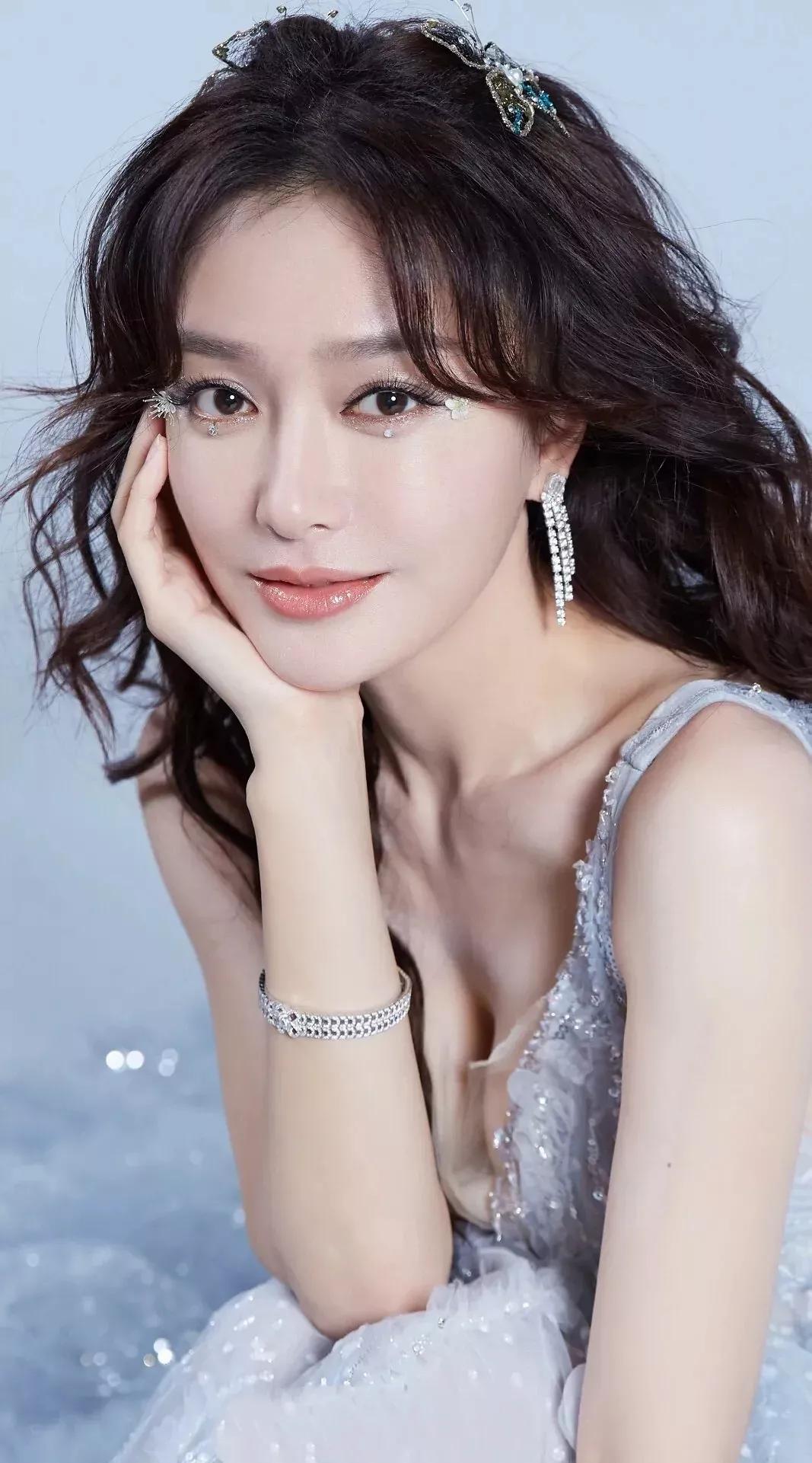 誉为“最会用眼神秒杀观众的女演员”——秦岚