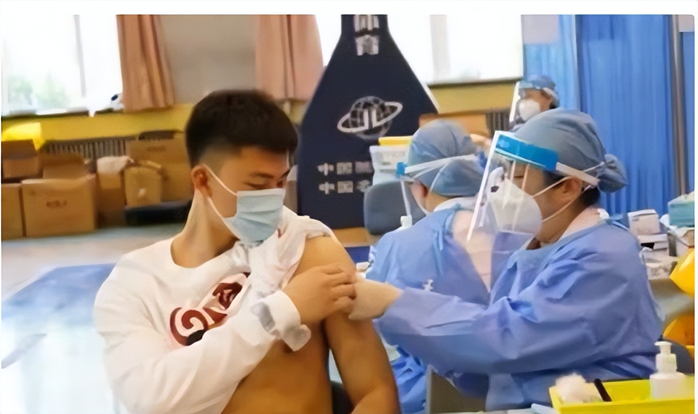体育生集体“打疫苗”火了，画面十分养眼，让医护人员都心动不已