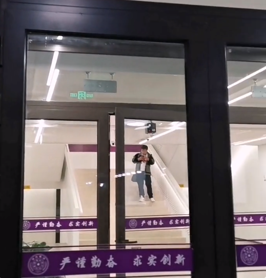 清华学霸真实生活曝光，晚上10点半的图书馆灯火通明，真叫人佩服