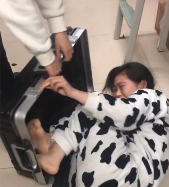 大学生封校期间都在干嘛？男生花式捉迷藏不算啥，女寝才有创意