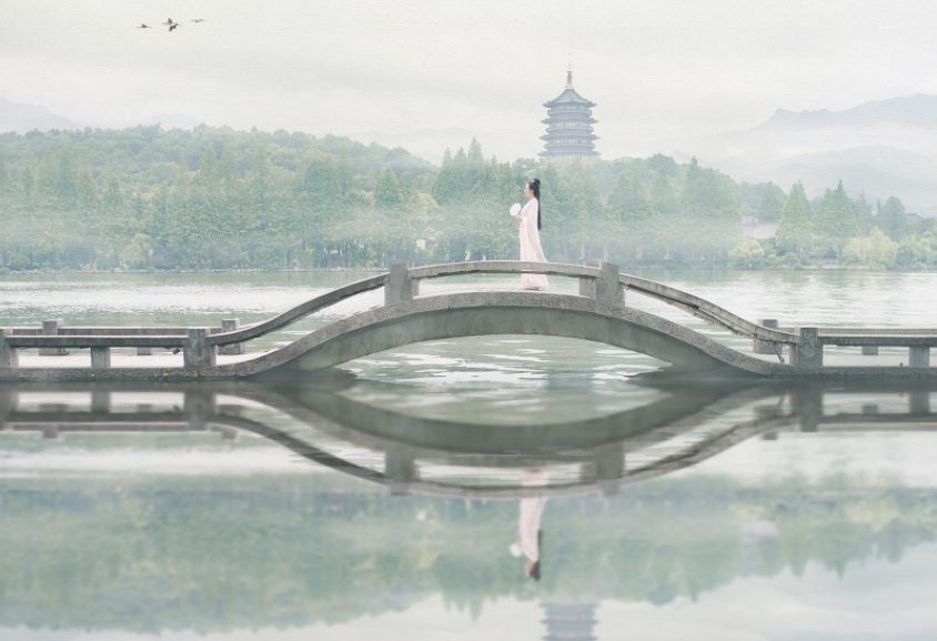 要论苏轼哪首诗最能展现西湖的美？莫过于《饮湖上初晴后雨》