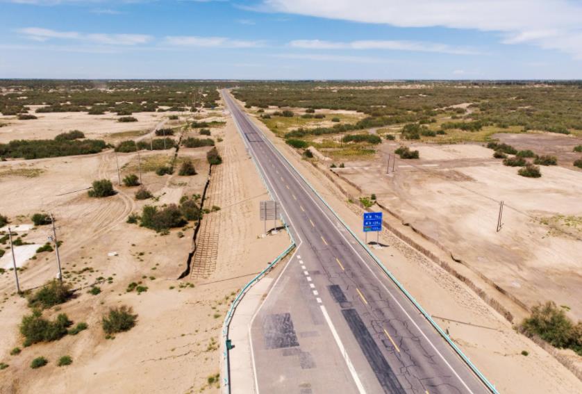 穿越公路(三条穿越塔克拉玛干沙漠的公路，中国人创造的奇迹，你想去看看吗)