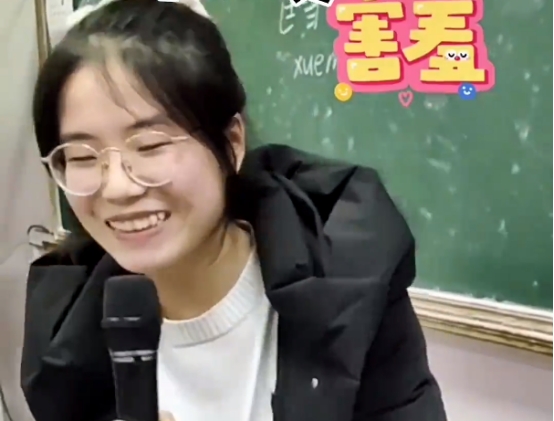 北大考古女孩回母校演讲，因“凡尔赛”演讲走红，这是怎么回事？