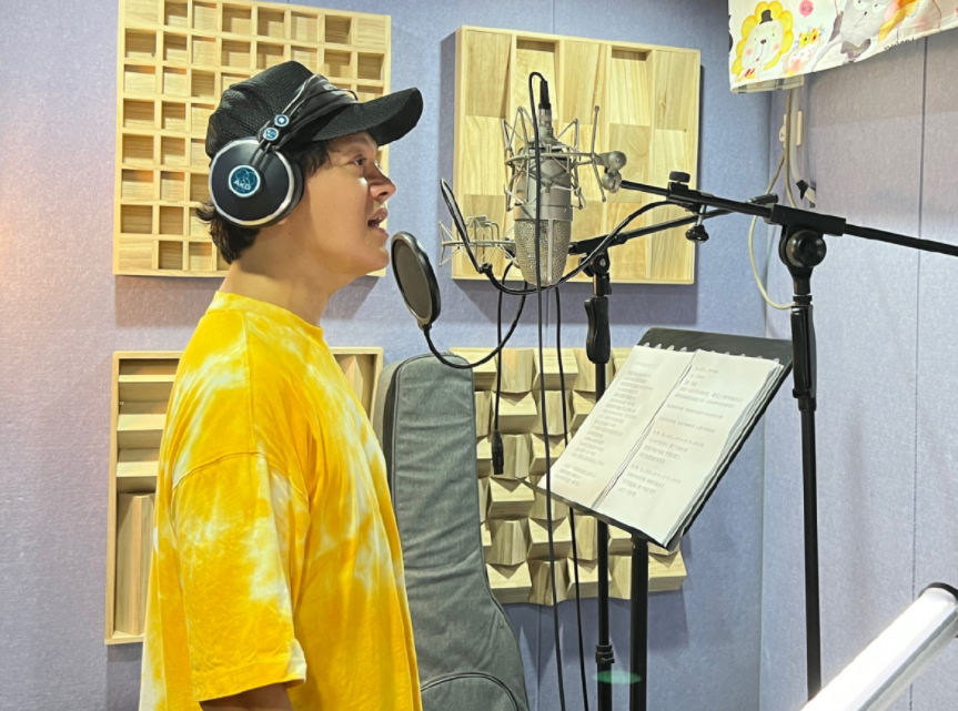 台湾歌手获得内地居住证！持证件难掩兴奋，52岁靠商演年赚3百万