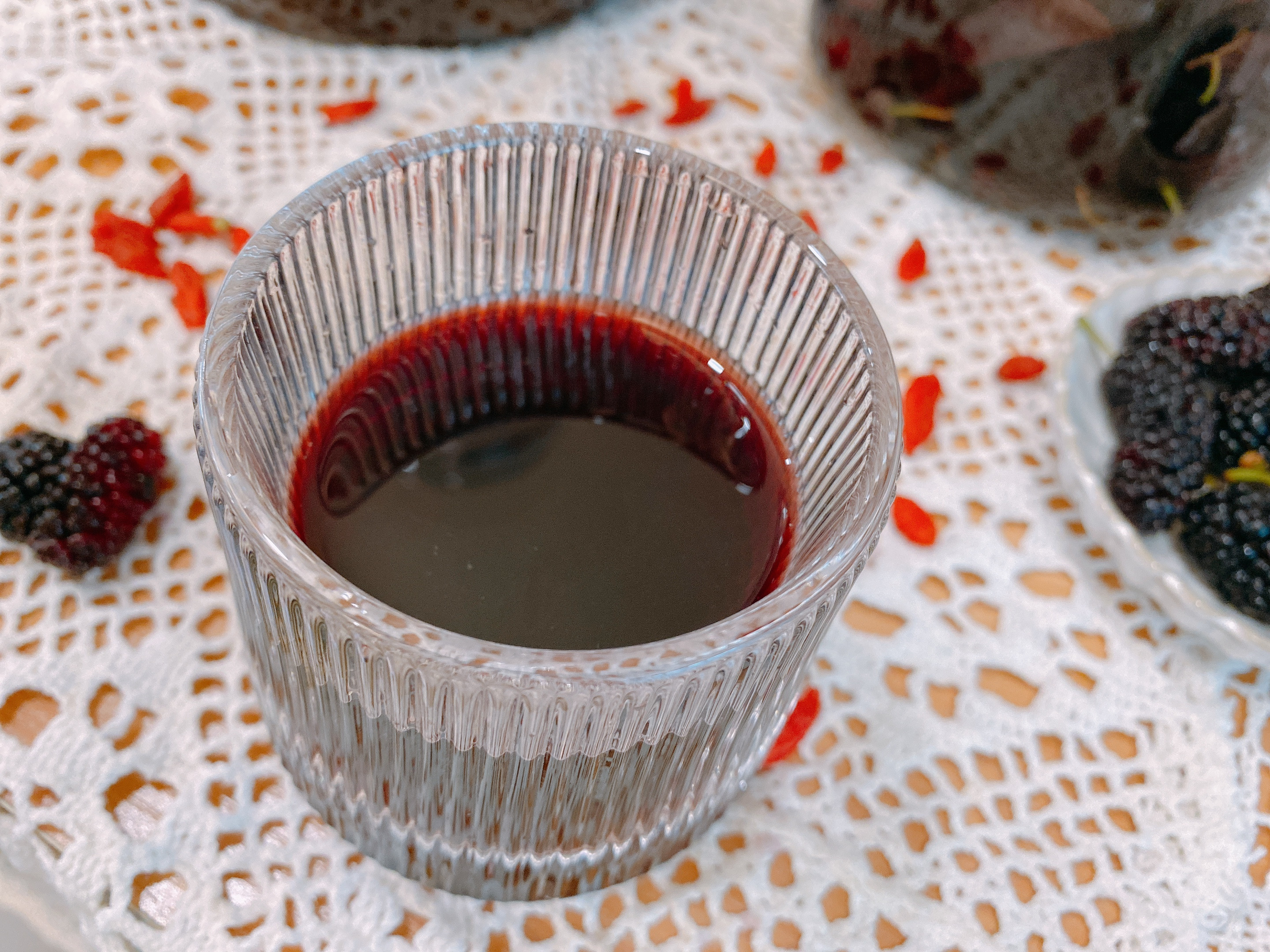 新鲜桑葚泡酒的做法（自制桑葚酒酒香浓郁无添加）