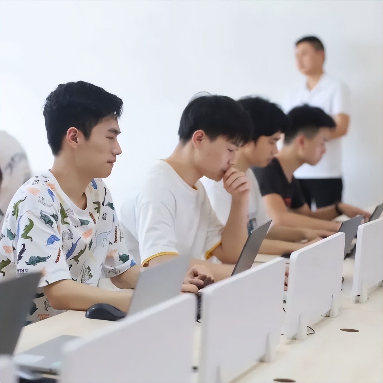 企业来校“抢招”人才，硅谷学子足不出校就可拿到心仪offer