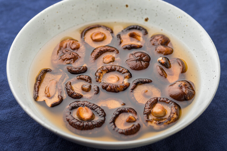 泡发干香菇,别只会用清水,再多放2样,泡发干净快速,肉质肥美