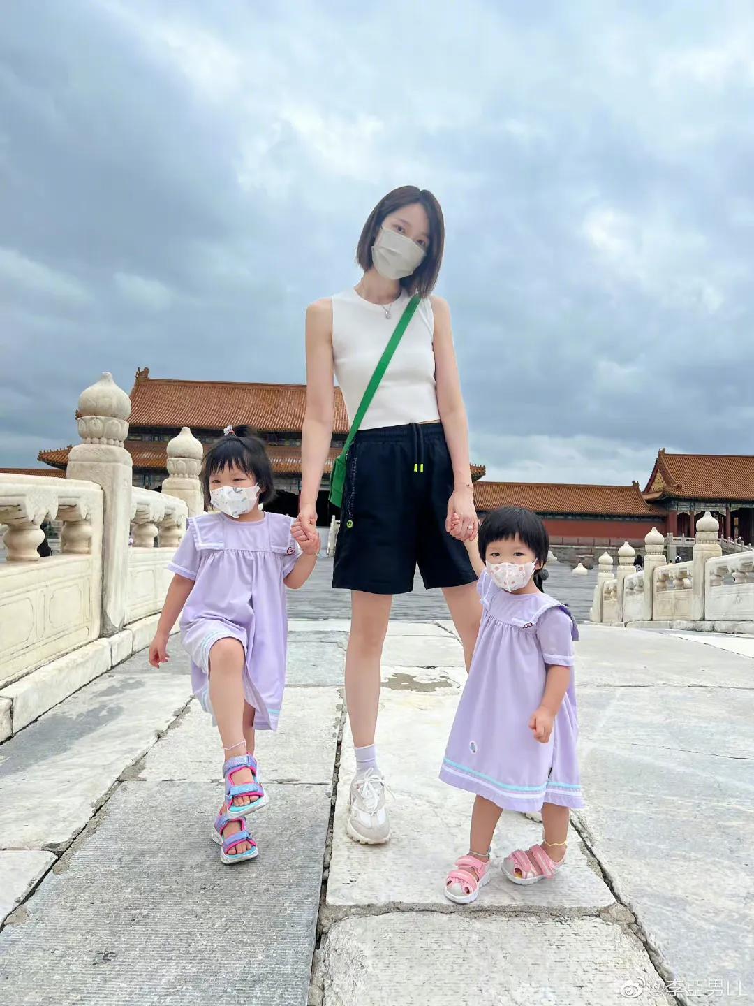李亚男母女三人牵手游故宫画面有爱，gabby模仿妈妈跳起拍照太逗