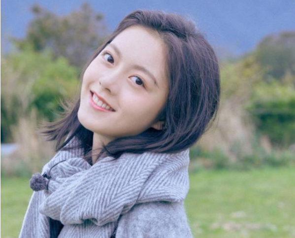 高校“美术老师”走红，妥妥一个气质美人，跟“司藤”好像两姐妹