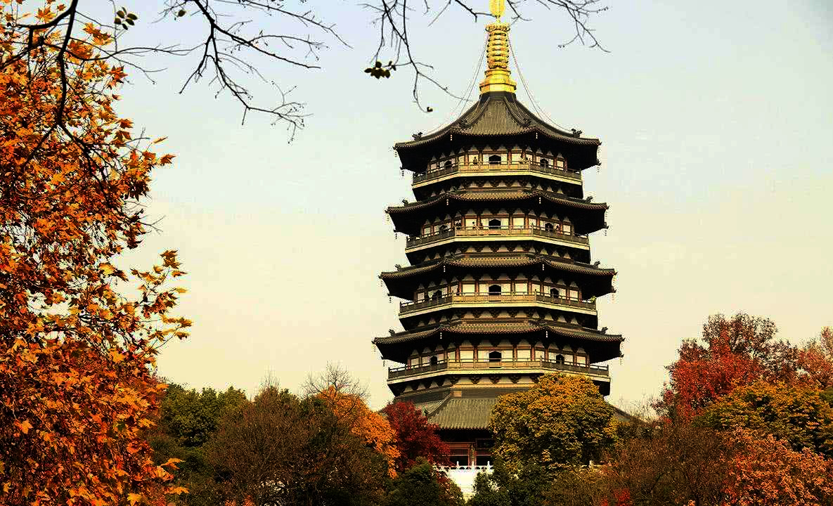 千年雷峰塔意外倒塌？發現神秘地洞，洞中竟有白蛇與佛教至寶？