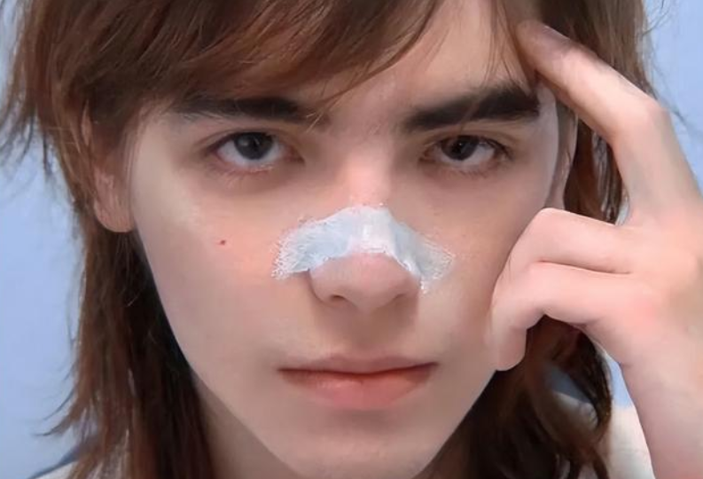 清华大学混血学霸走红，长相帅气又有才华，女同学看后很是心动