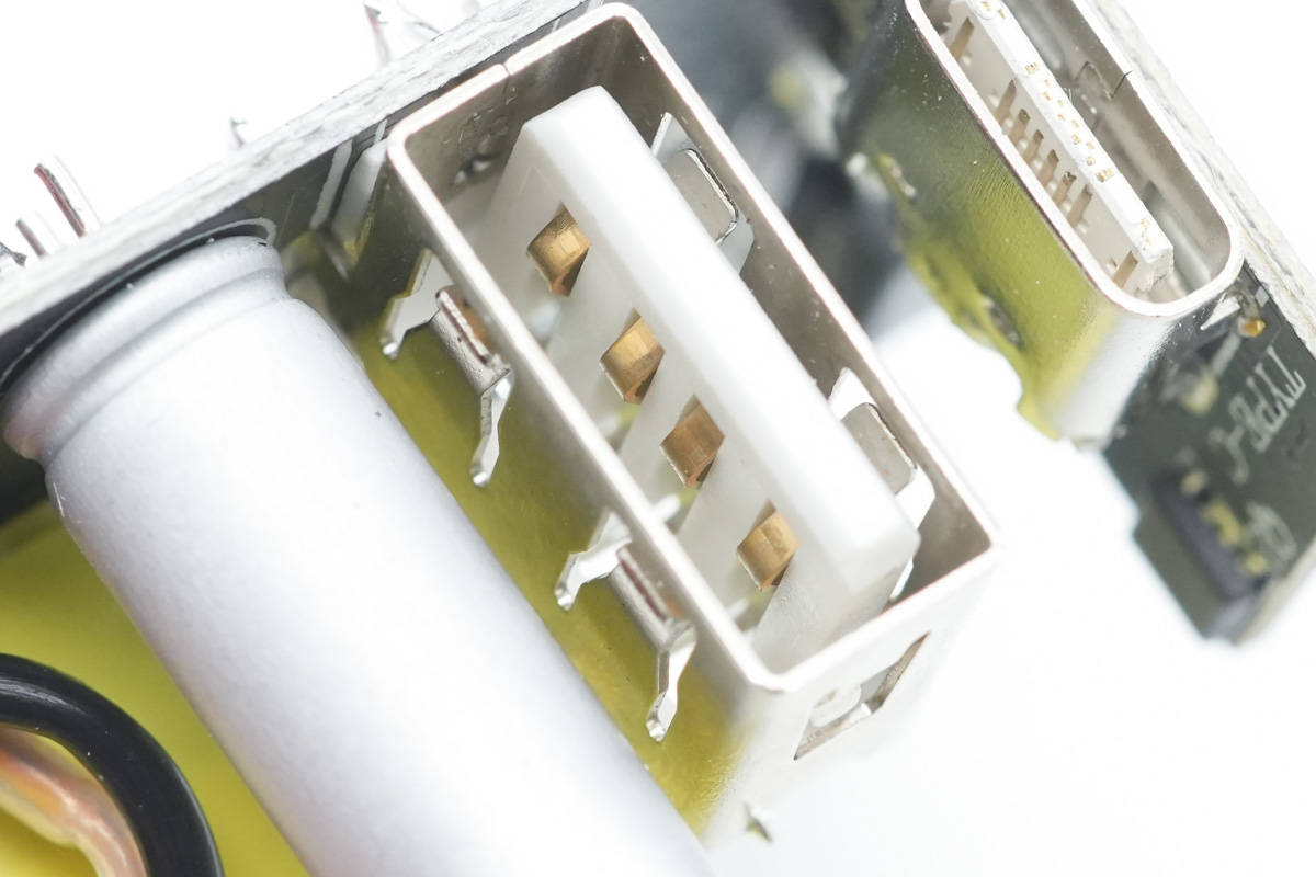 苹果20w快充外观,口更多性能更强,品硕30w双口充电器拆解