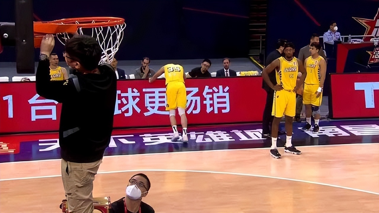 nba扣篮篮筐为什么不会断(活久见！CBA总决赛篮筐被扣坏了，比赛因此暂停长达17分钟)