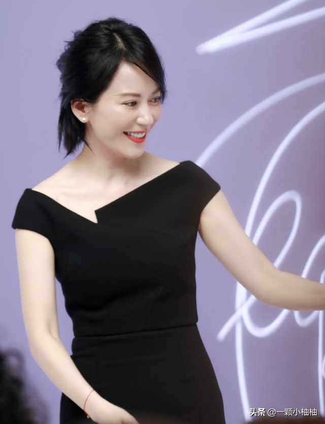 当44岁#袁泉#同框51岁#俞飞鸿#，终于见识了什么是气质美