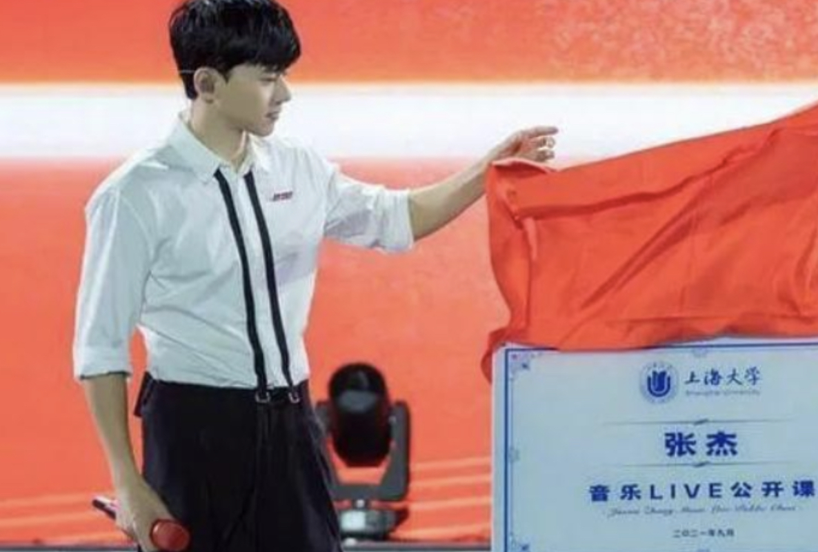 67岁成龙现身武汉高校上课，获百人迎接排场大，亲切打招呼无架子