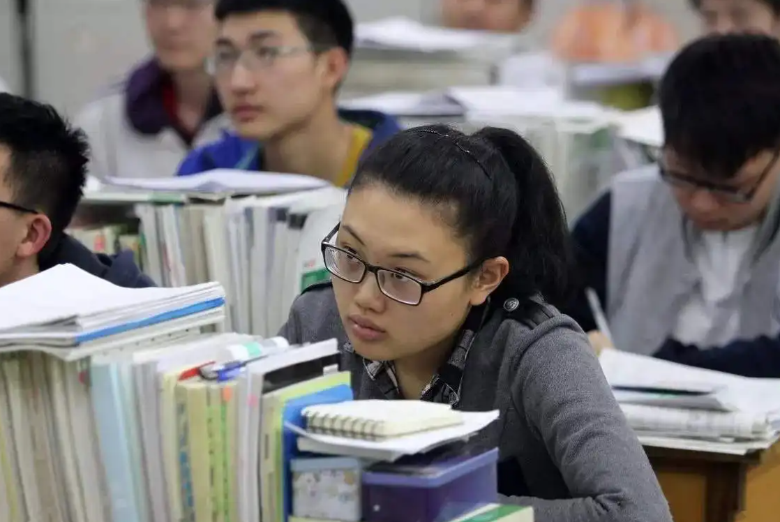 2022年高考生迎来消息，“分数线”可能有调整，理科或高于文科