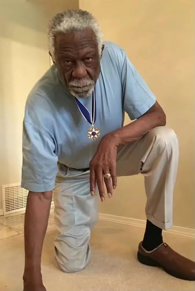 拉塞尔的球衣号码（NBA官方宣布：全联盟将退役比尔-拉塞尔的6号球衣）