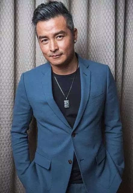 男人到了中年，尽量避开这3种发型，痞气又油腻，长得再帅也白搭