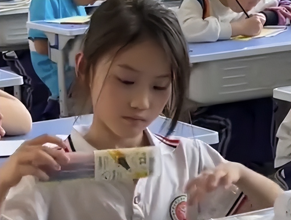 河南一小学女生火了,长相甜美好像马思纯,男生抢着当小跟班